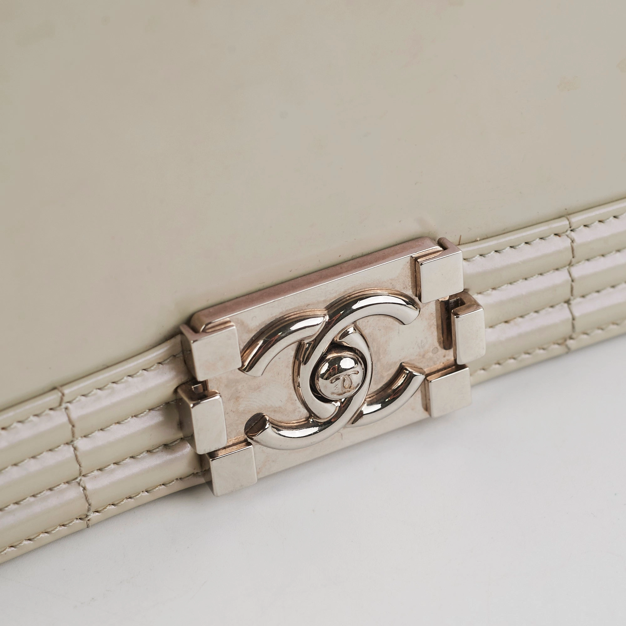 Chanel Boy Old Medium Iridiscent (Light grey)