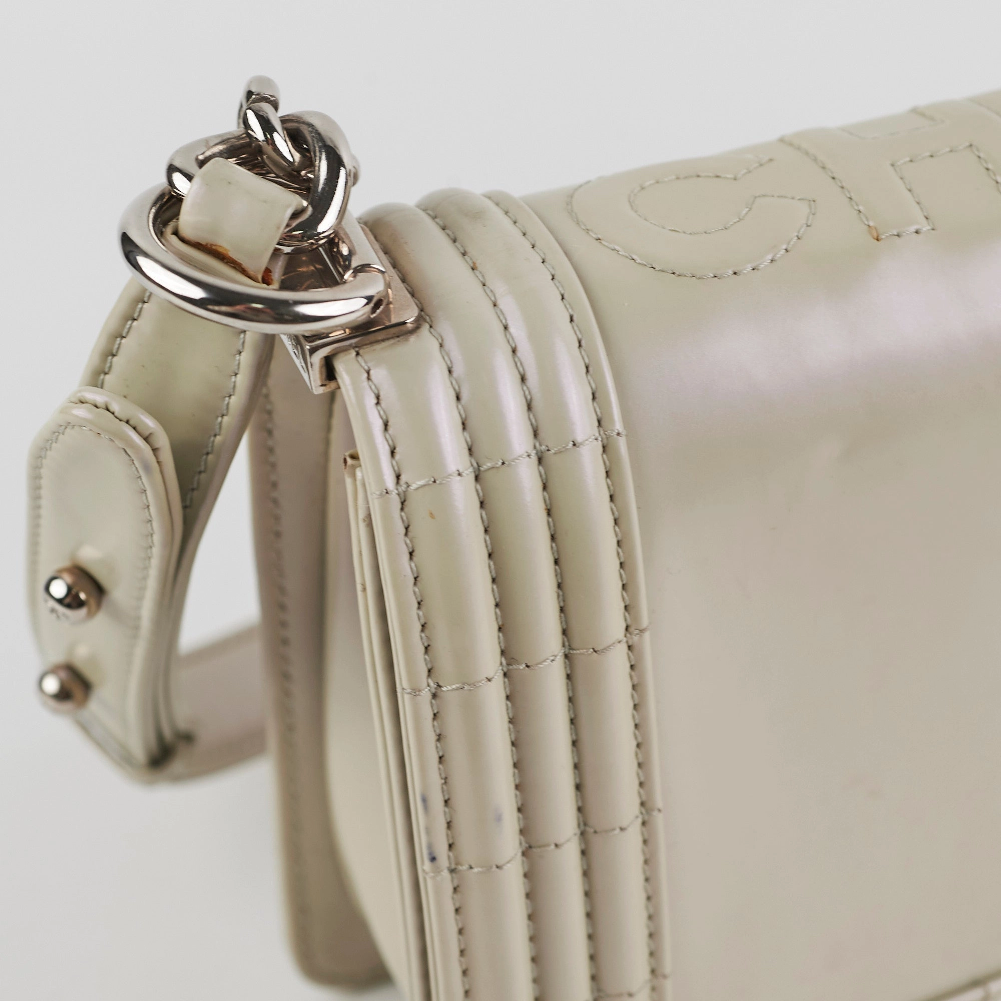 Chanel Boy Old Medium Iridiscent (Light grey)