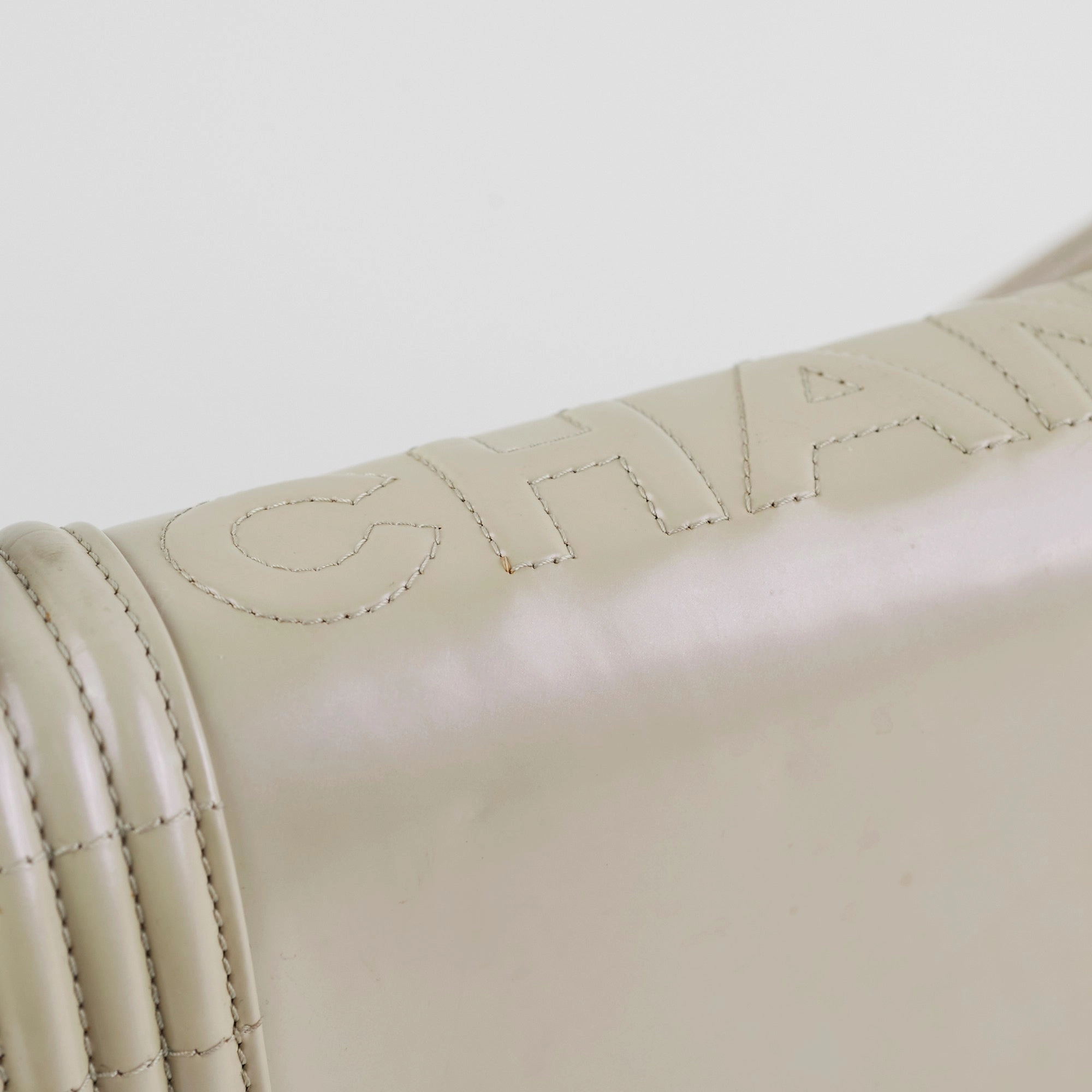 Chanel Boy Old Medium Iridiscent (Light grey)