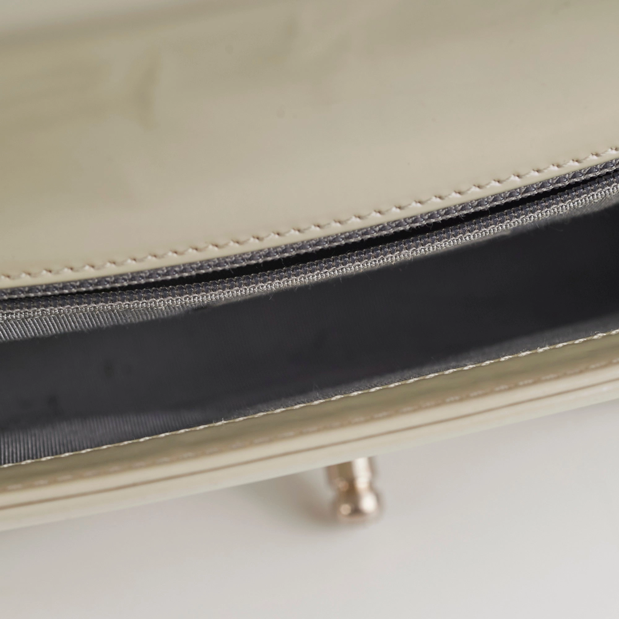 Chanel Boy Old Medium Iridiscent (Light grey)