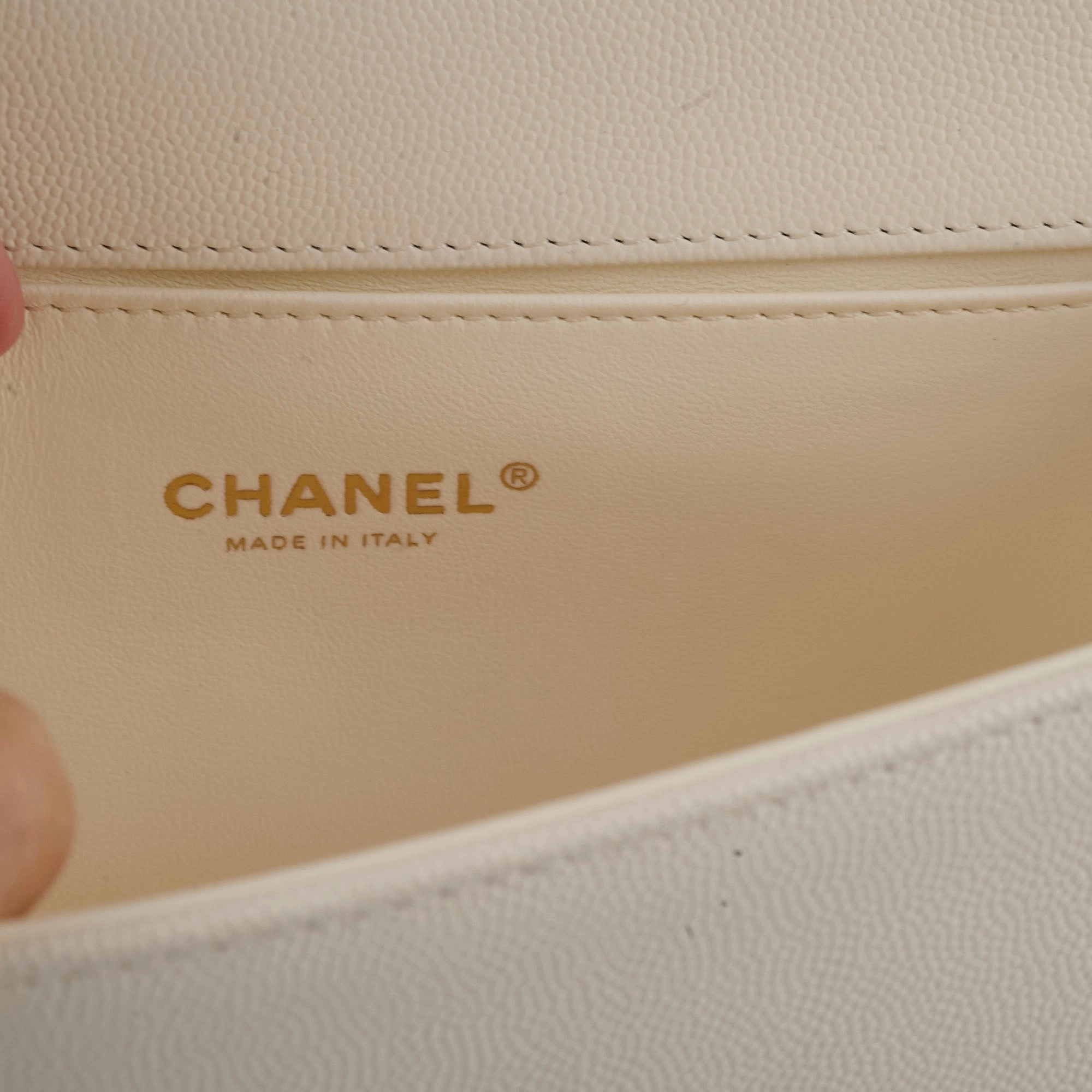 Chanel Boy Old Medium White Caviar (microchip)