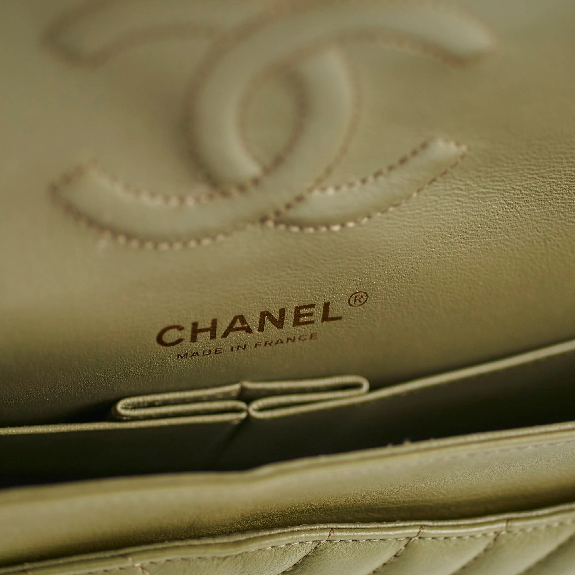 Chanel Chevron M/L Classic Flap Khaki22394 Chanel Chevron M/L Classic Flap Khaki