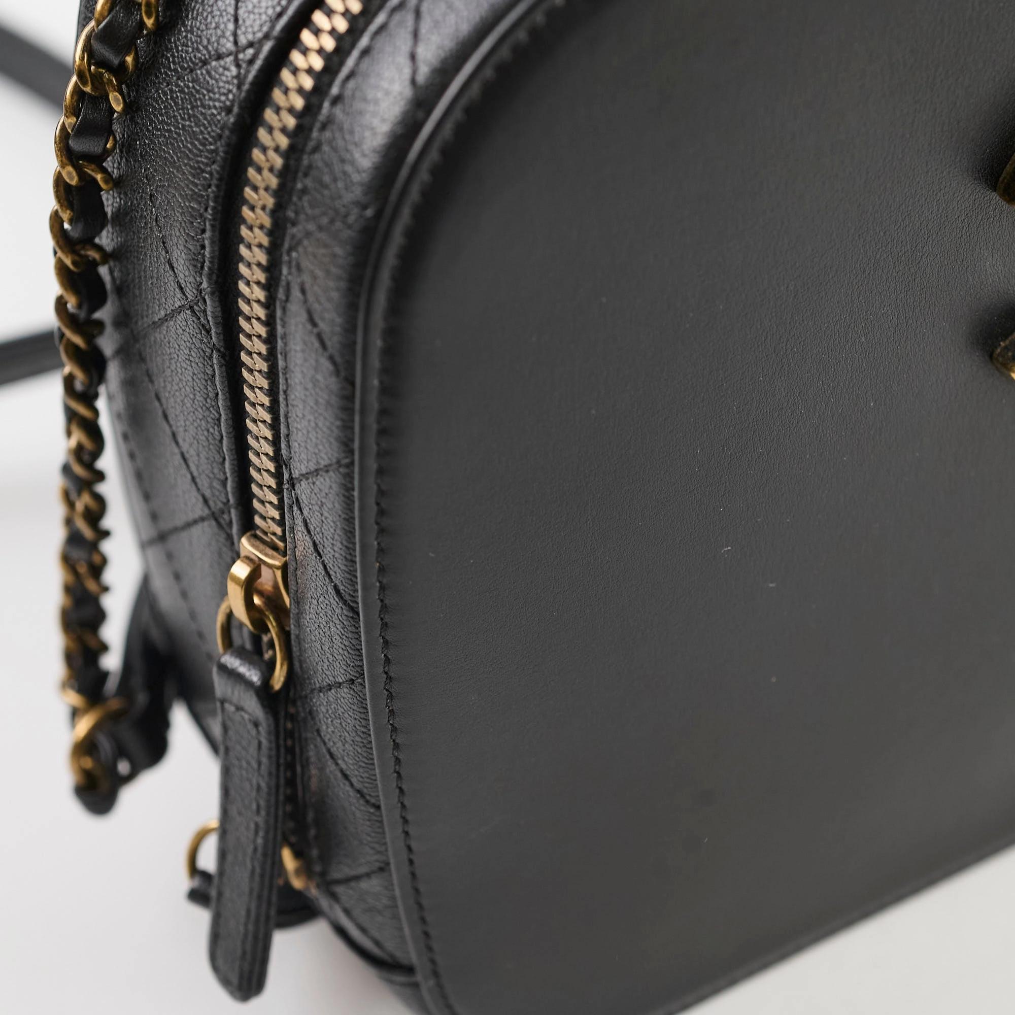 Chanel vanity quited CC black
