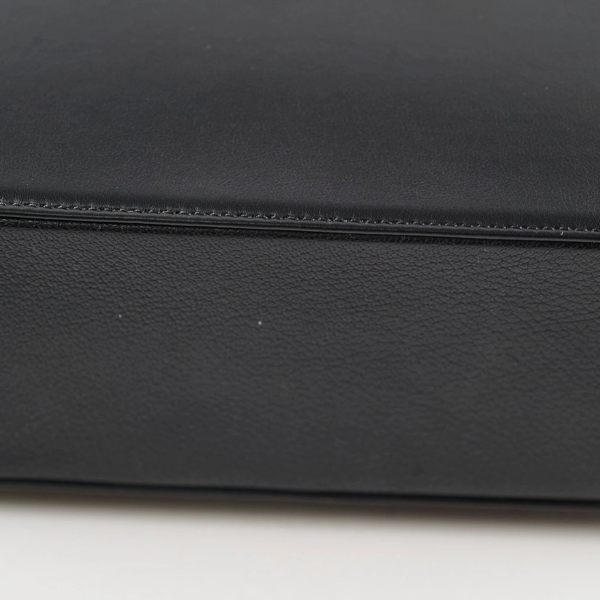 Chanel vanity quited CC black