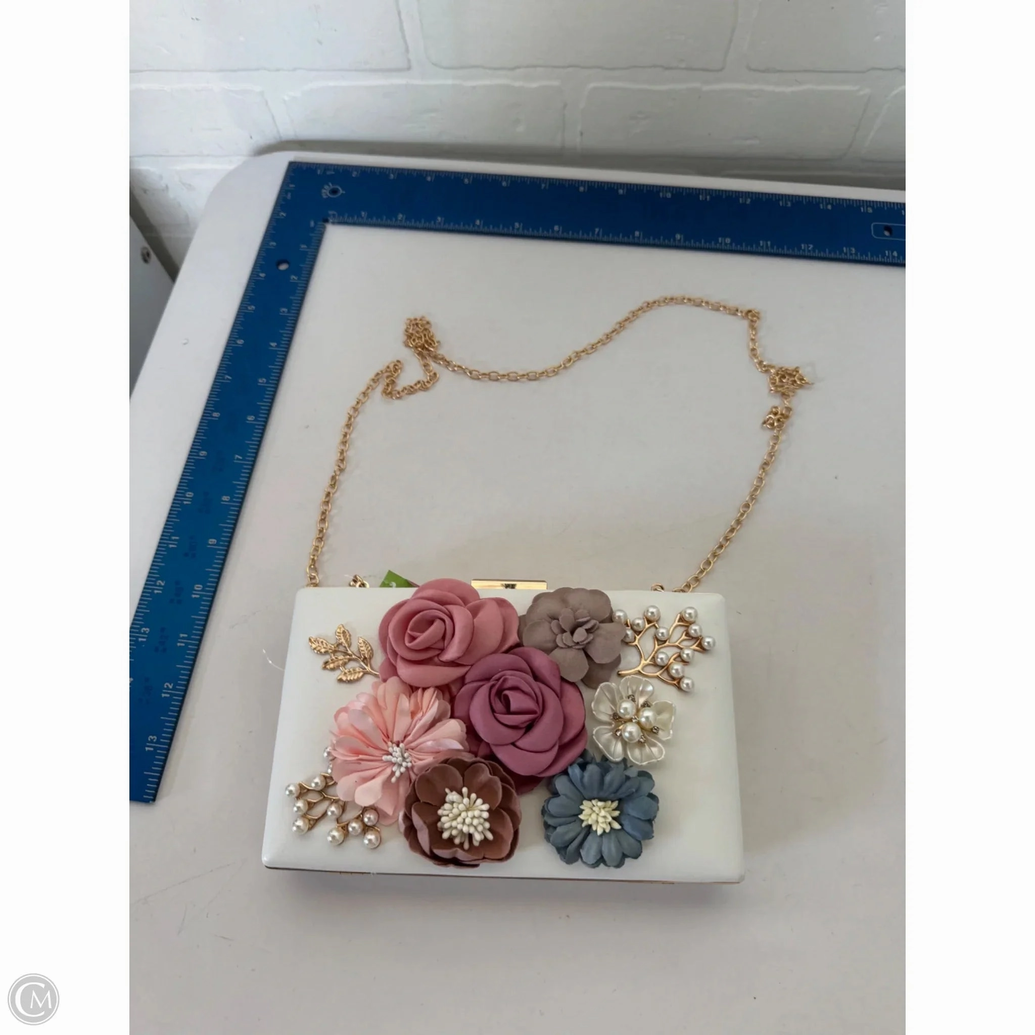Clutch By Clothes Mentor, Size: Medium