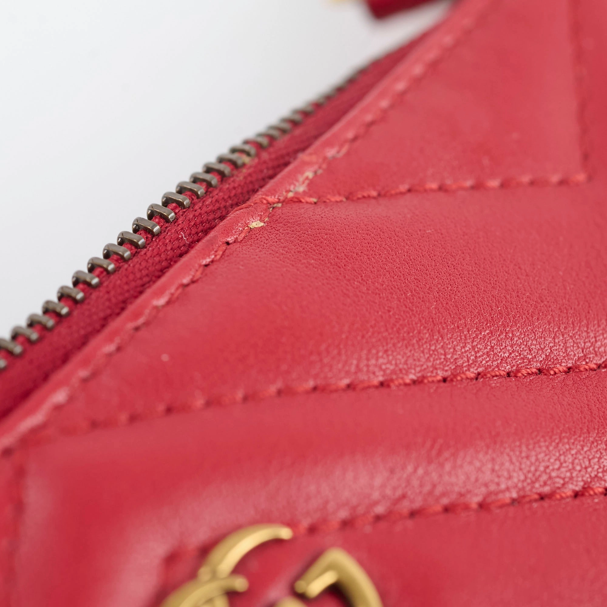 Gucci GG loge Pouch With Chain Red