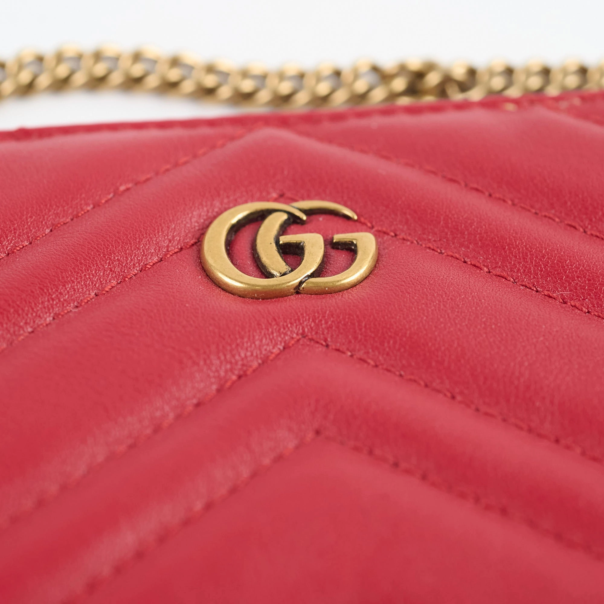 Gucci GG loge Pouch With Chain Red