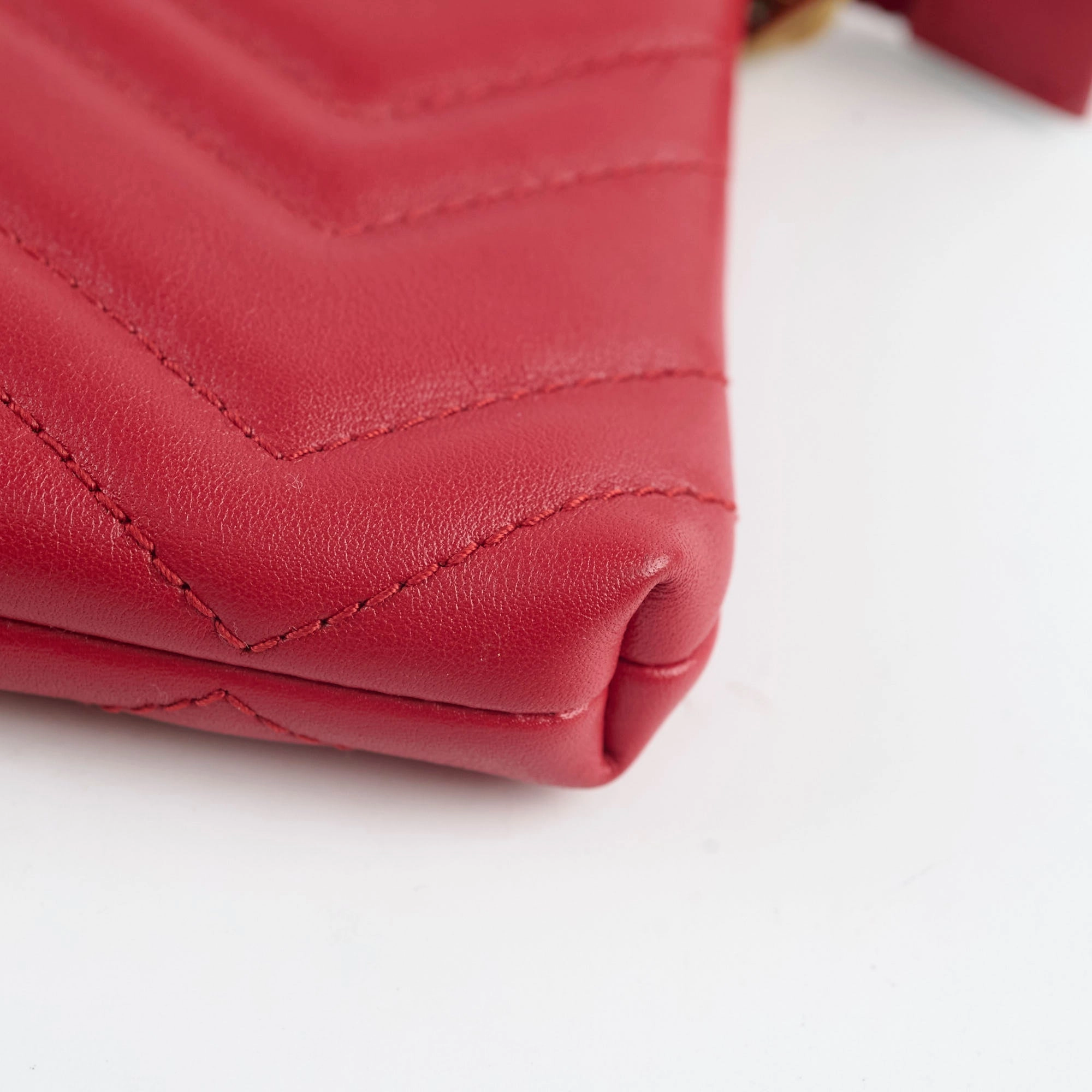 Gucci GG loge Pouch With Chain Red