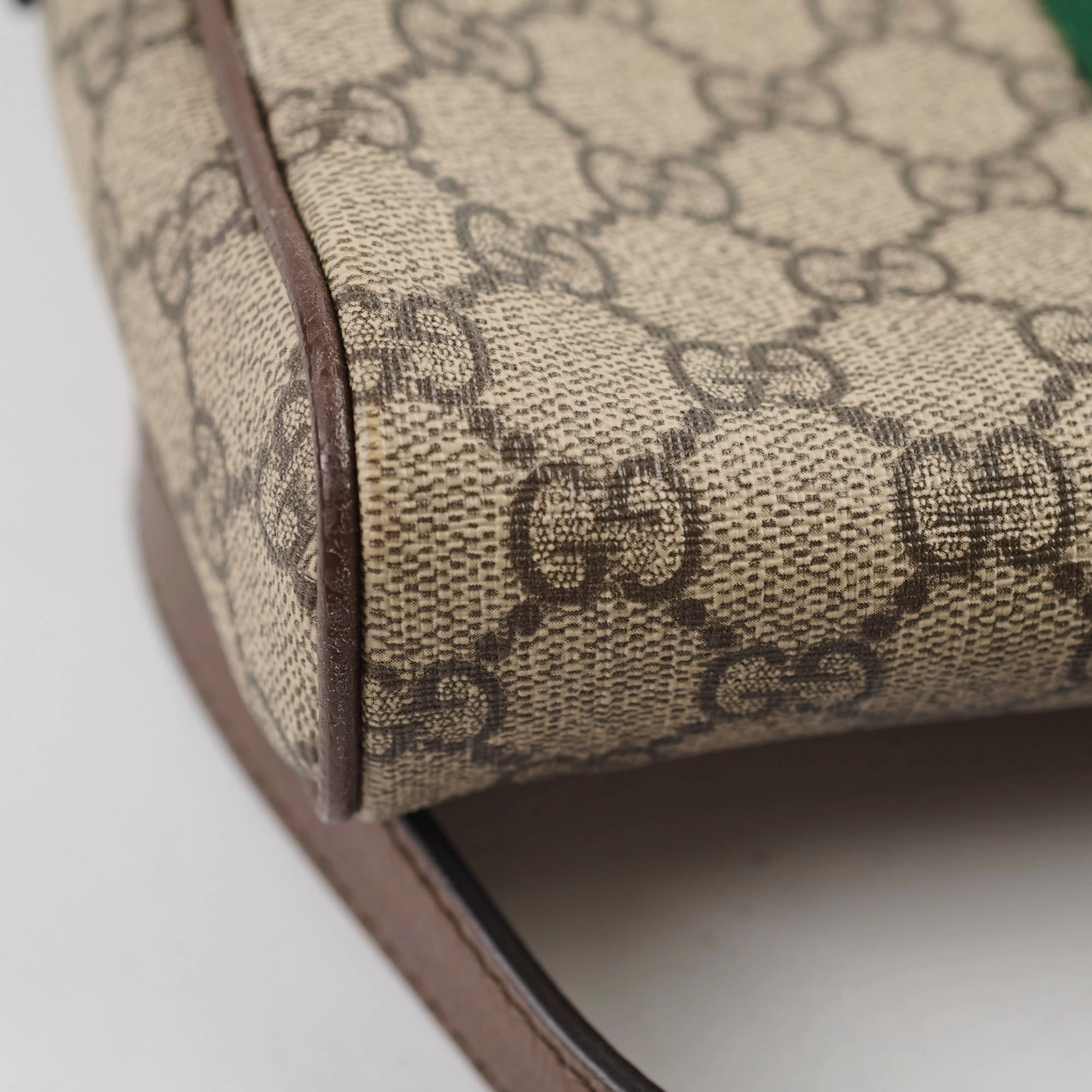 Gucci GG Surpreme Messenger Bag Beige