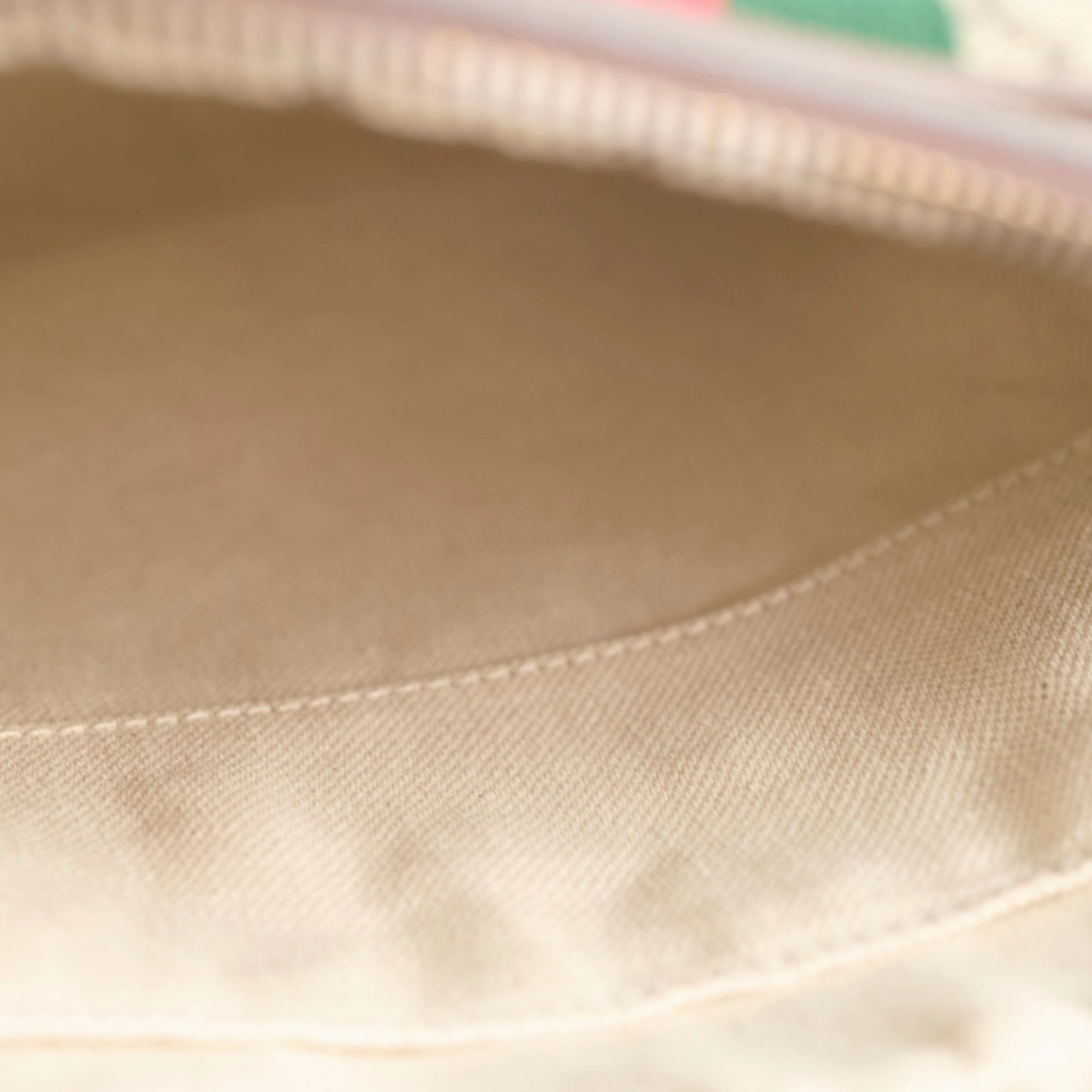 Gucci GG Surpreme Messenger Bag Beige