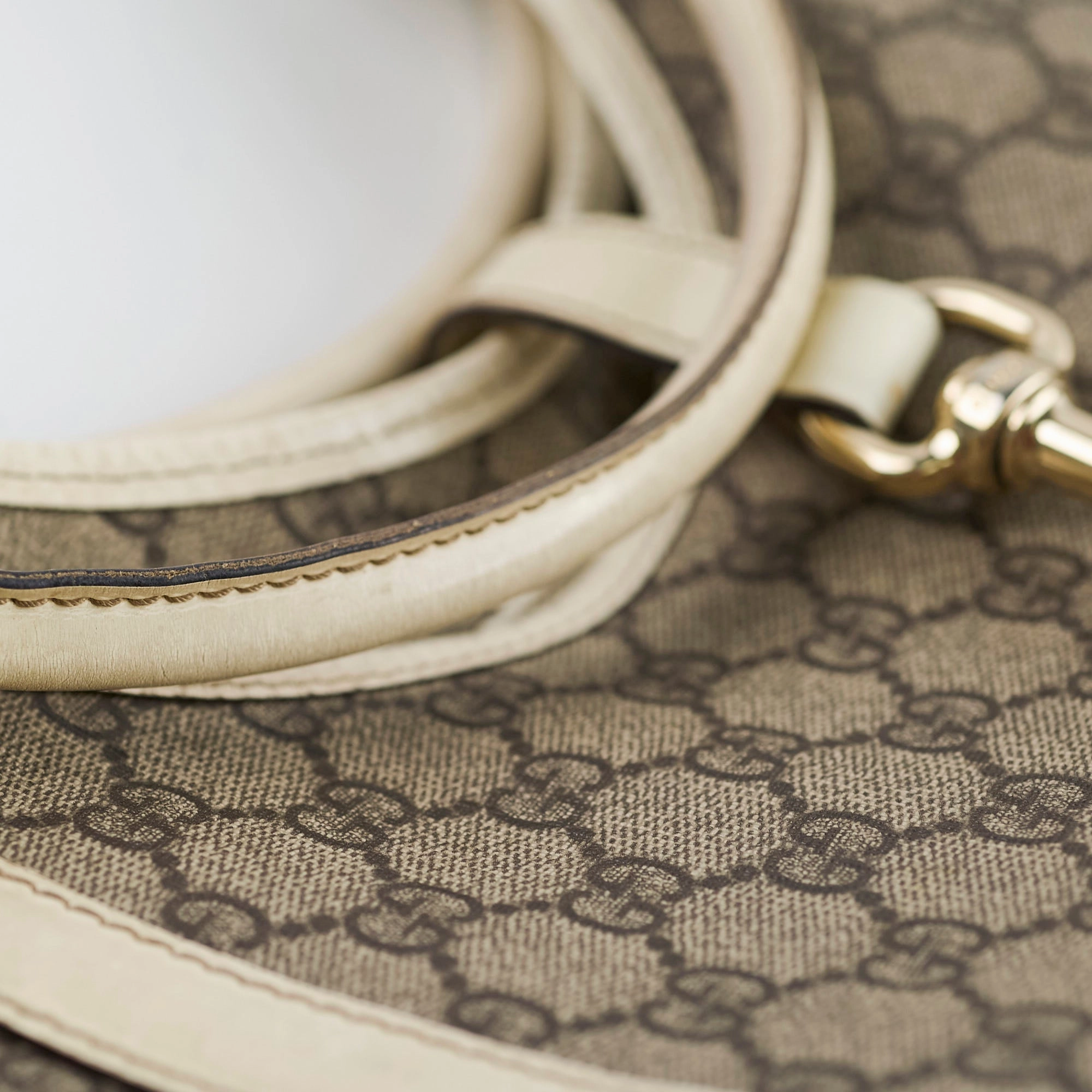 Gucci GG Surpreme Shoulder Bag Beige