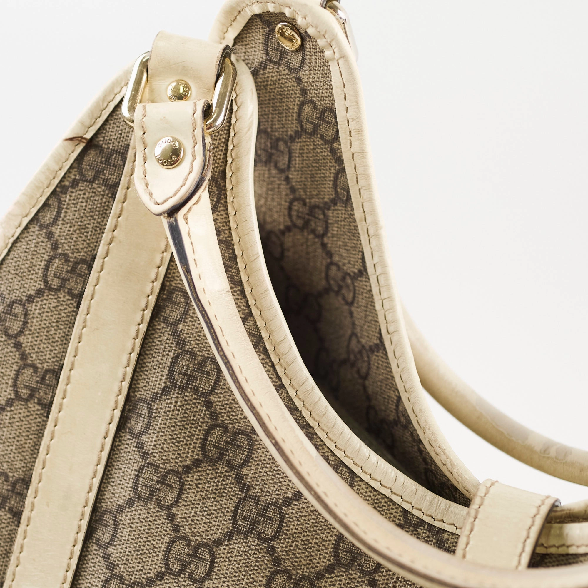 Gucci GG Surpreme Shoulder Bag Beige