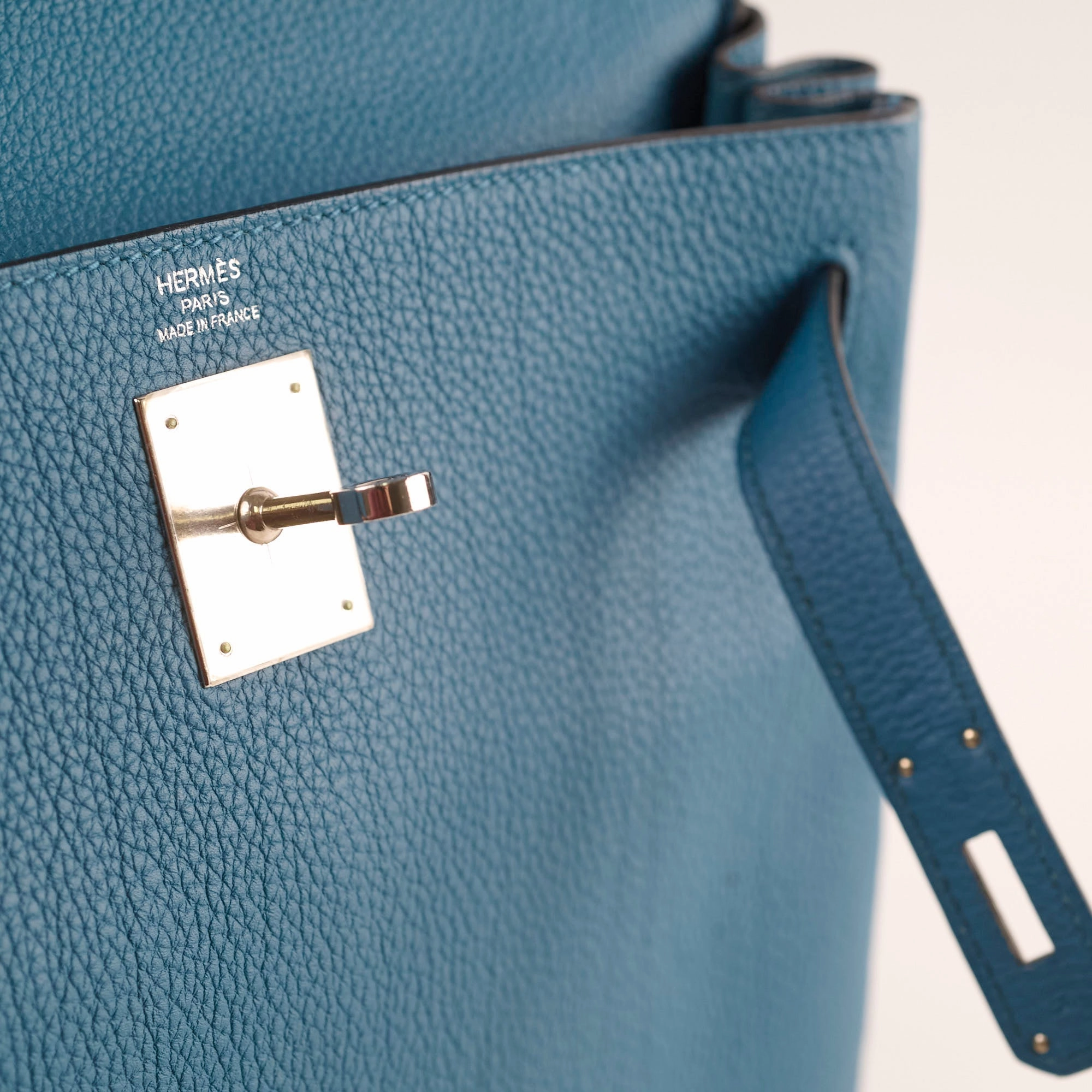 Hermes Kelly 28 blue T Stamp