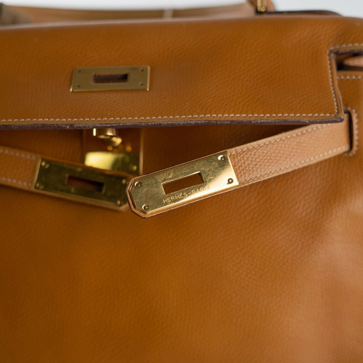 Hermes Kelly 28 Epsom Gold Bag - K Circle Stamp