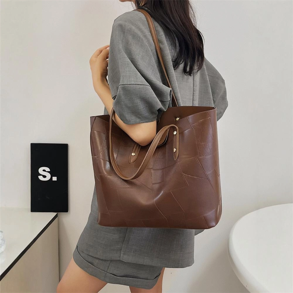 Large capacity commuter tote bag