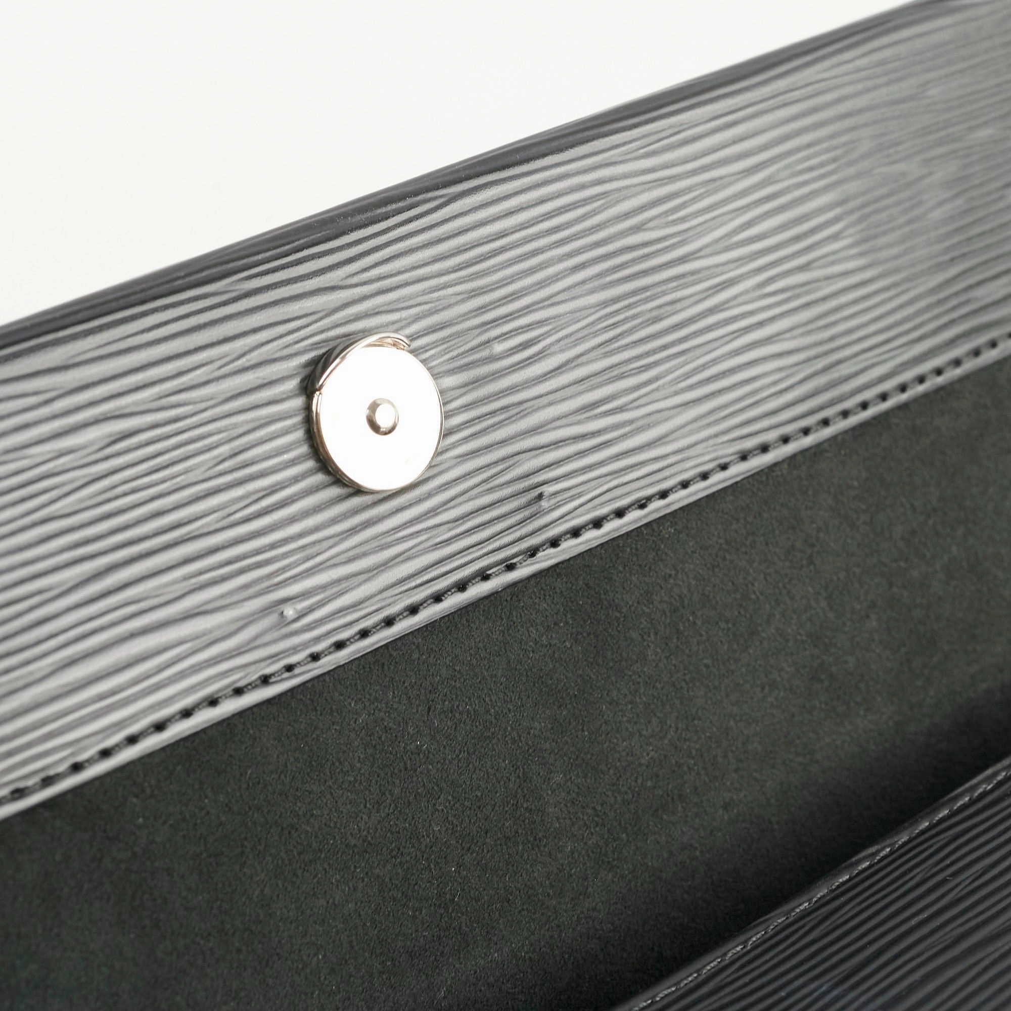 Louis Vuitton Cluny MM Epi Black Shoulder Bag