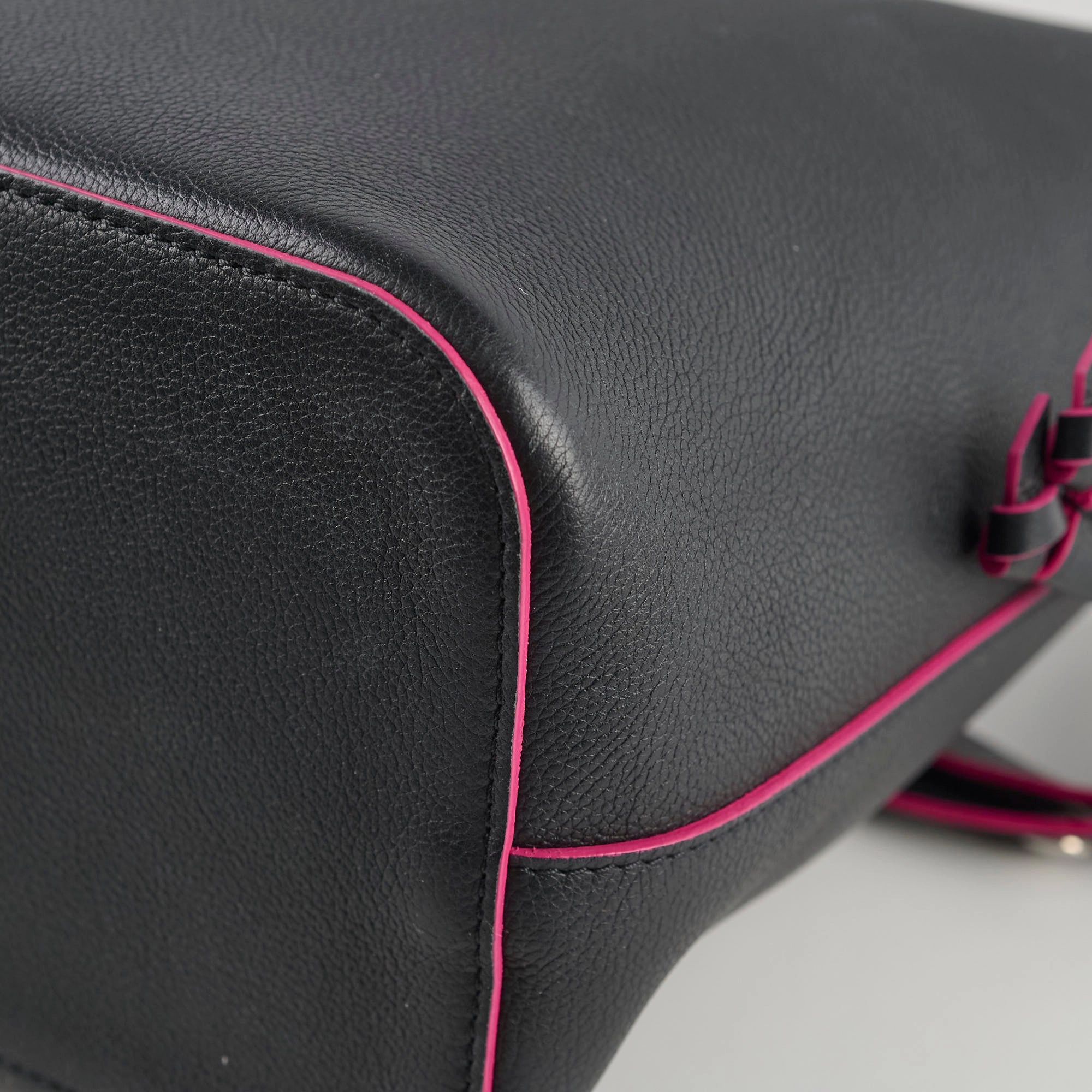Louis Vuitton Lock Me Bucket Bag Black/Fuschia
