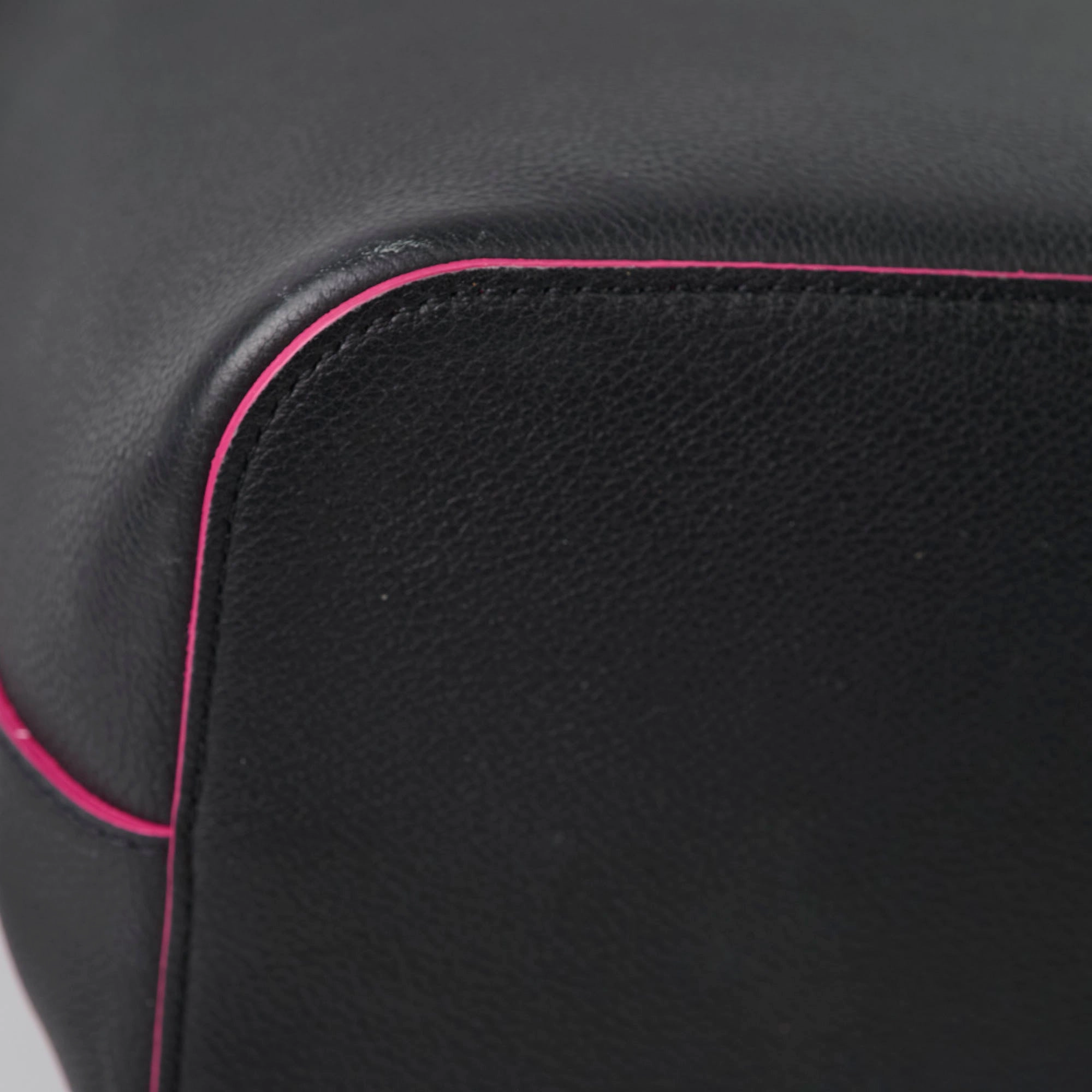 Louis Vuitton Lock Me Bucket Bag Black/Fuschia