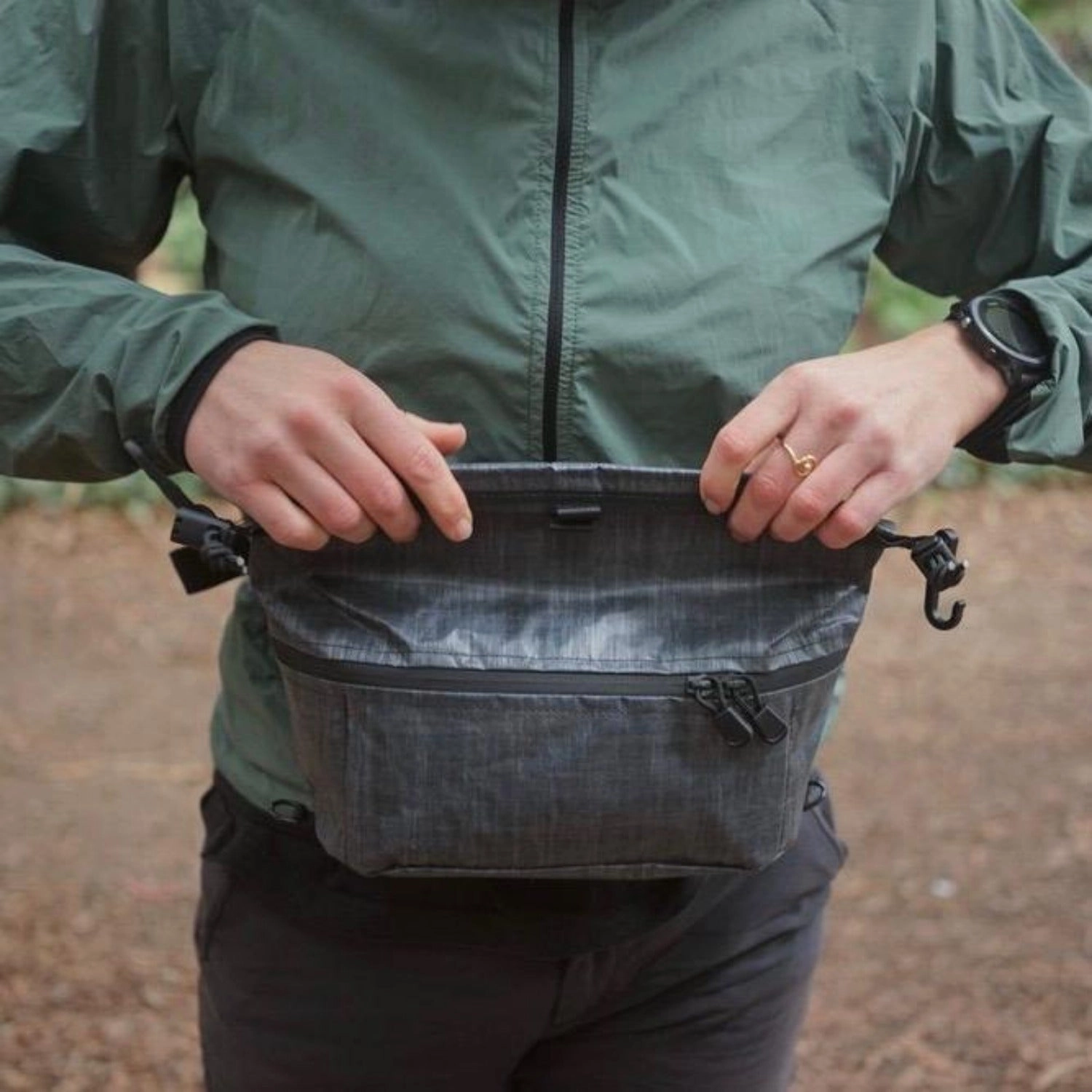 OUTER SHELL Hip Slinger