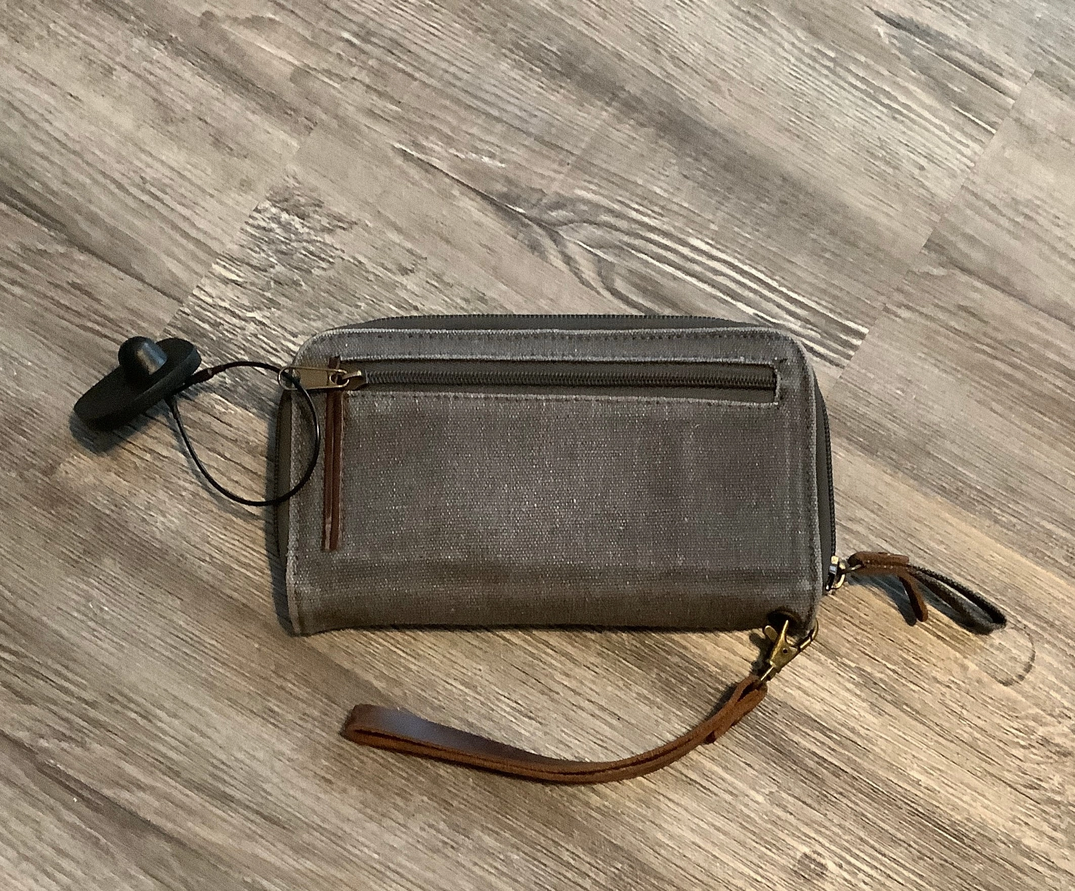 Wallet By Clothes Mentor  Size: Medium