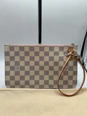 WRISTLET LUXURY DESIGNER by LOUIS VUITTON In CREAM & PINK, Size: LARGE