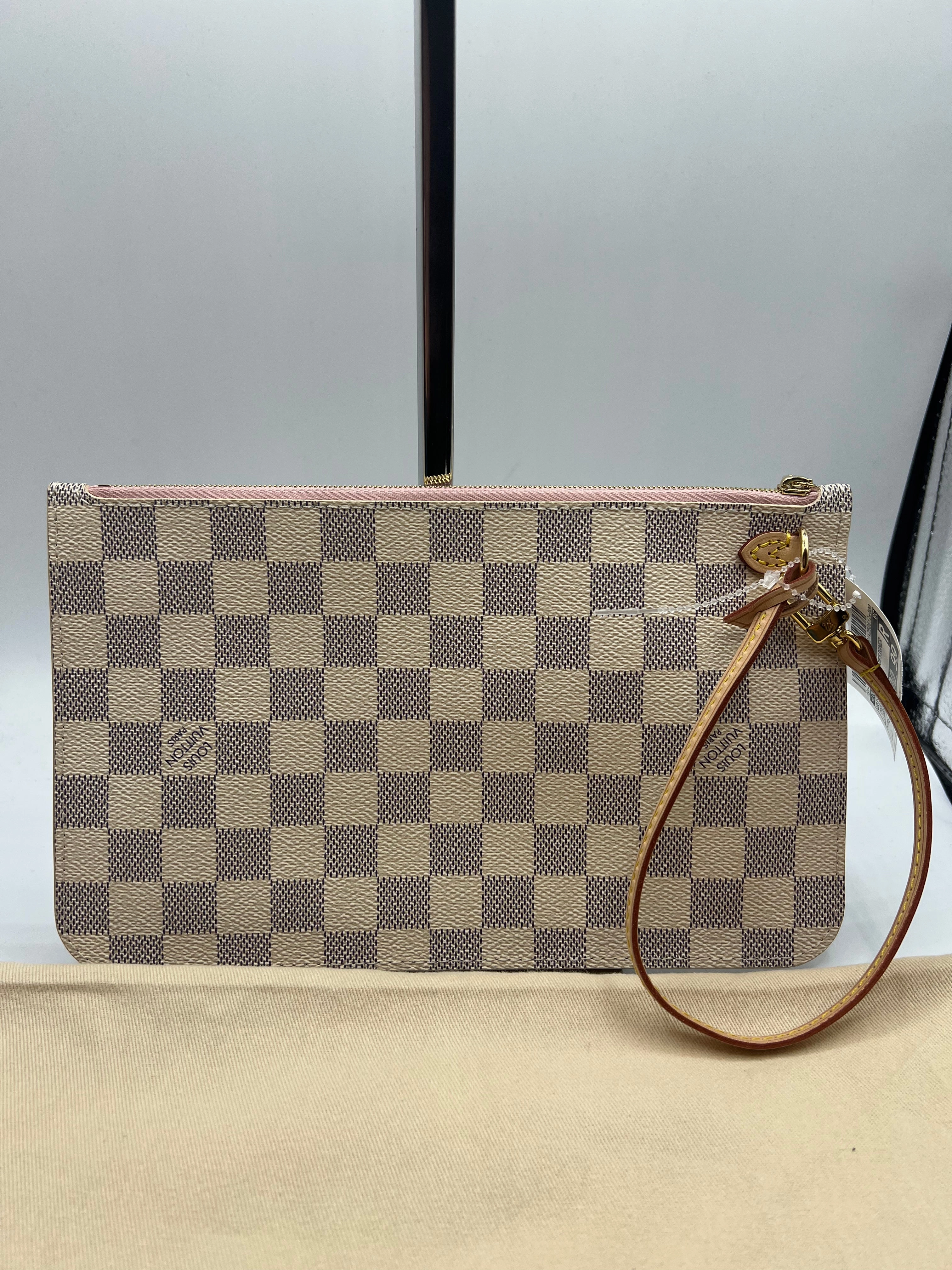 WRISTLET LUXURY DESIGNER by LOUIS VUITTON In CREAM & PINK, Size: LARGE