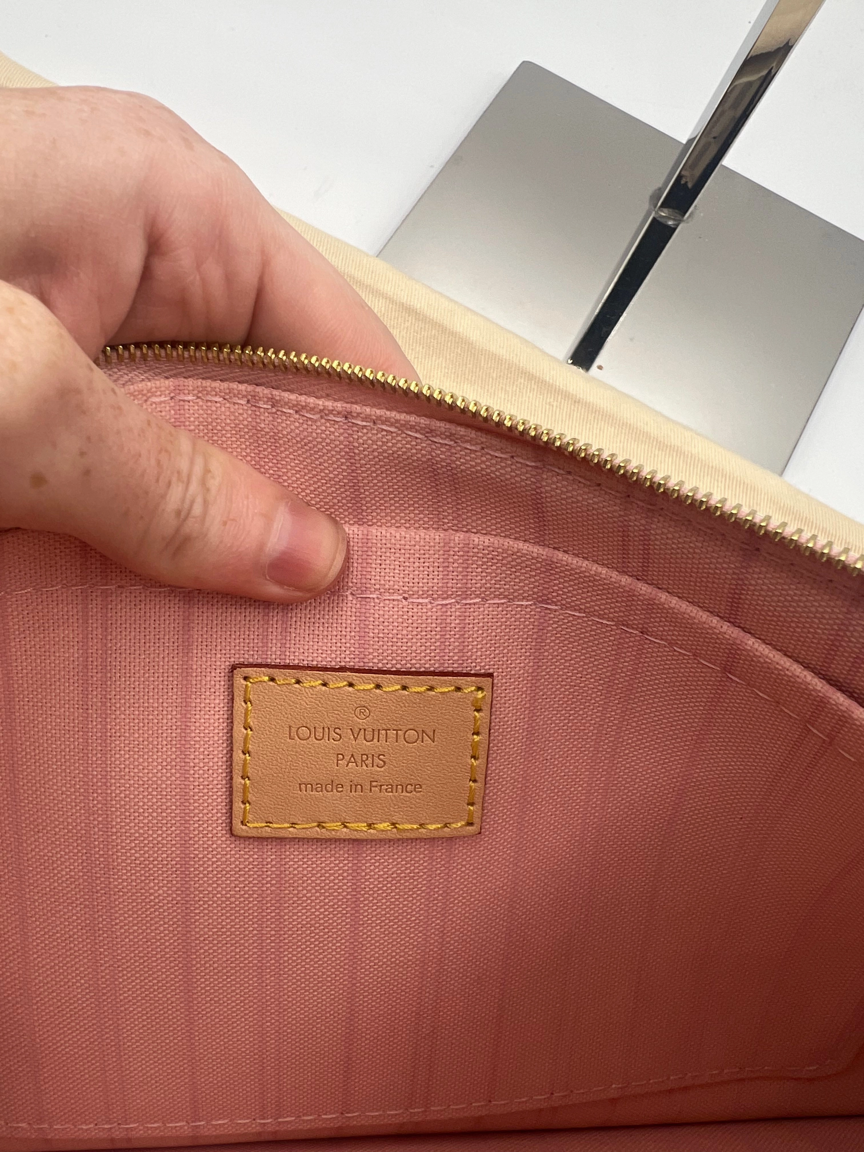 WRISTLET LUXURY DESIGNER by LOUIS VUITTON In CREAM & PINK, Size: LARGE