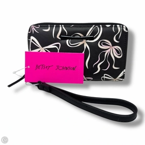 XO Zip Around Long Wallet Wristlet By Betsey Johnson, Size: Medium