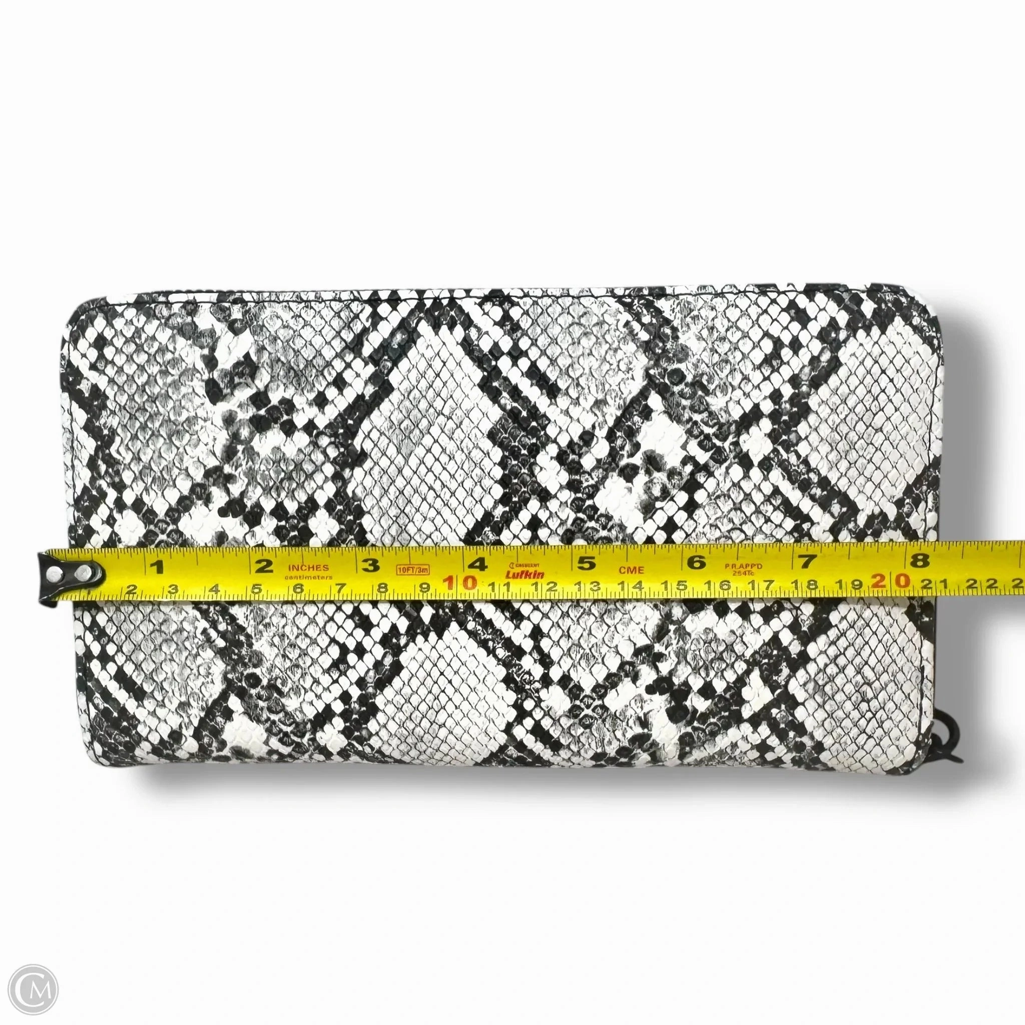 XO Zip Around Long Wallet Wristlet By Betsey Johnson, Size: Medium