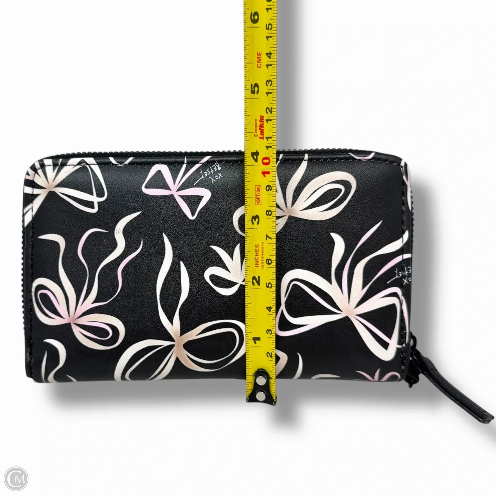 XO Zip Around Long Wallet Wristlet By Betsey Johnson, Size: Medium